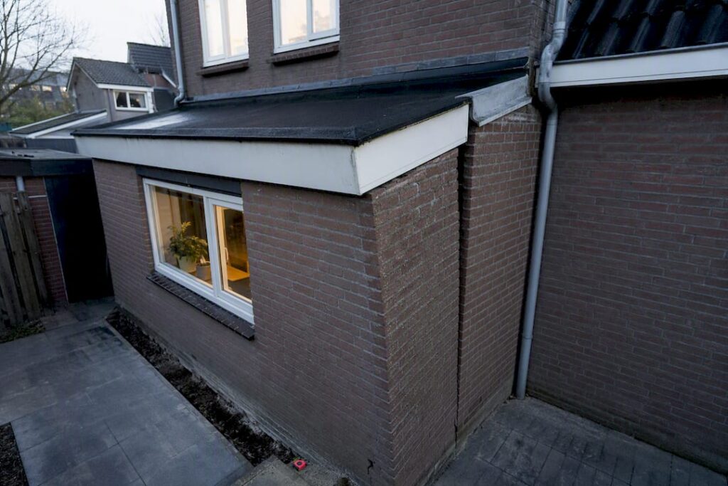 Gezakte aanbouw met duidelijk zichtbare hoogteverschillen