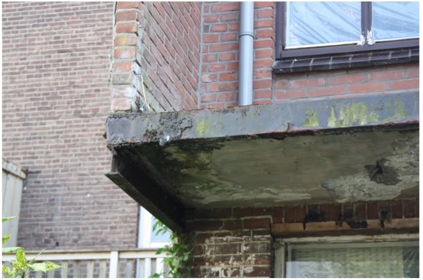 Balkon onderzocht tijdens bouwkundig onderzoek in Schiedam