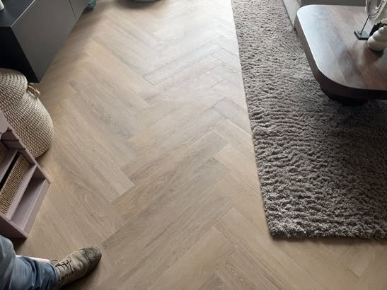 Overzicht van de vloerafwerking bij de aanbouw
