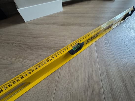 Controle van de vloer bij een wandhoek