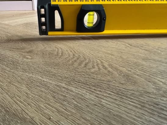 Detail van de waterpas op de vloer