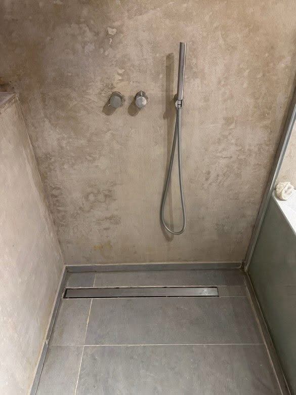 Douchehoek met betonciré wandafwerking