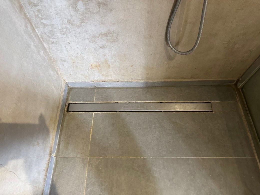 Douchegoot en overgang tussen wand en vloer