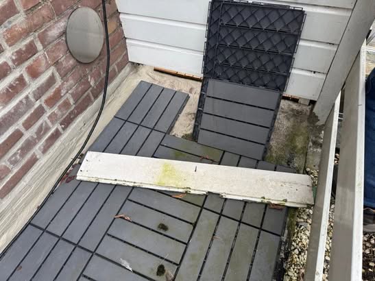 Balkonvloer bij de gevel en buitendeur