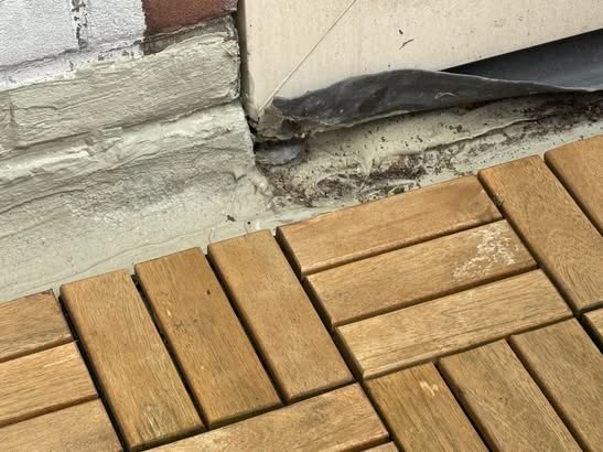Gevelaansluiting achter de houten balkonafwerking