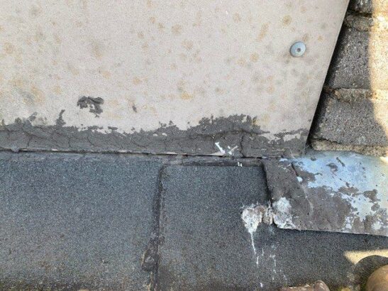 Detail van de verweerde kitafdichting bij de hoek