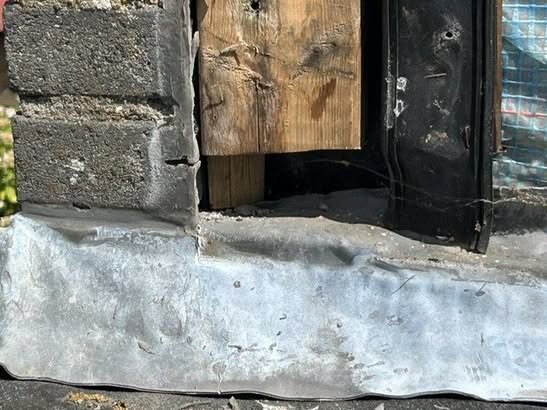Loodslab en houten onderdetail bij de achtergevel
