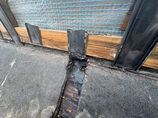 Blootgelegd aansluitdetail onder de houten regel