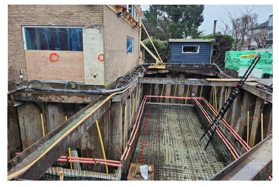 Overzicht van de bouwput naast de bestaande woning