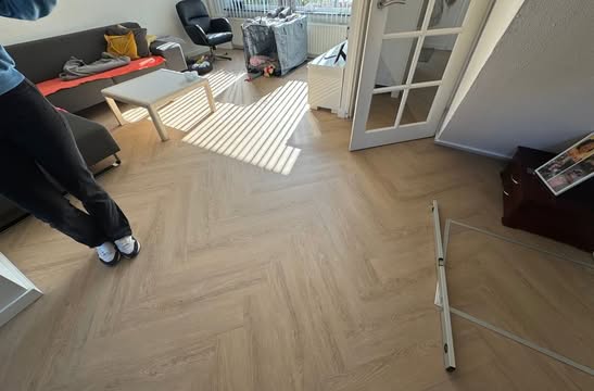 Overzicht van de visgraatvloer in de woonkamer