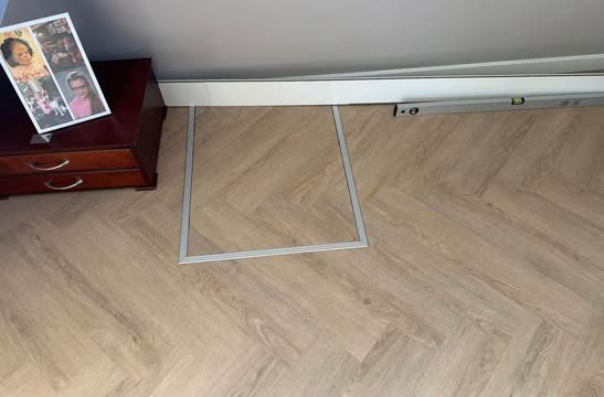 Vloerluik en controle langs de wand