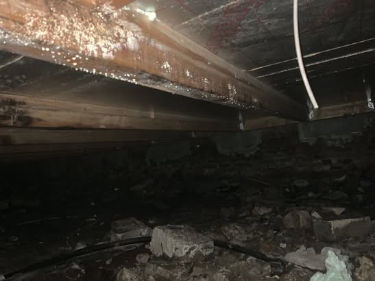 Condensvorming op de houten vloerconstructie