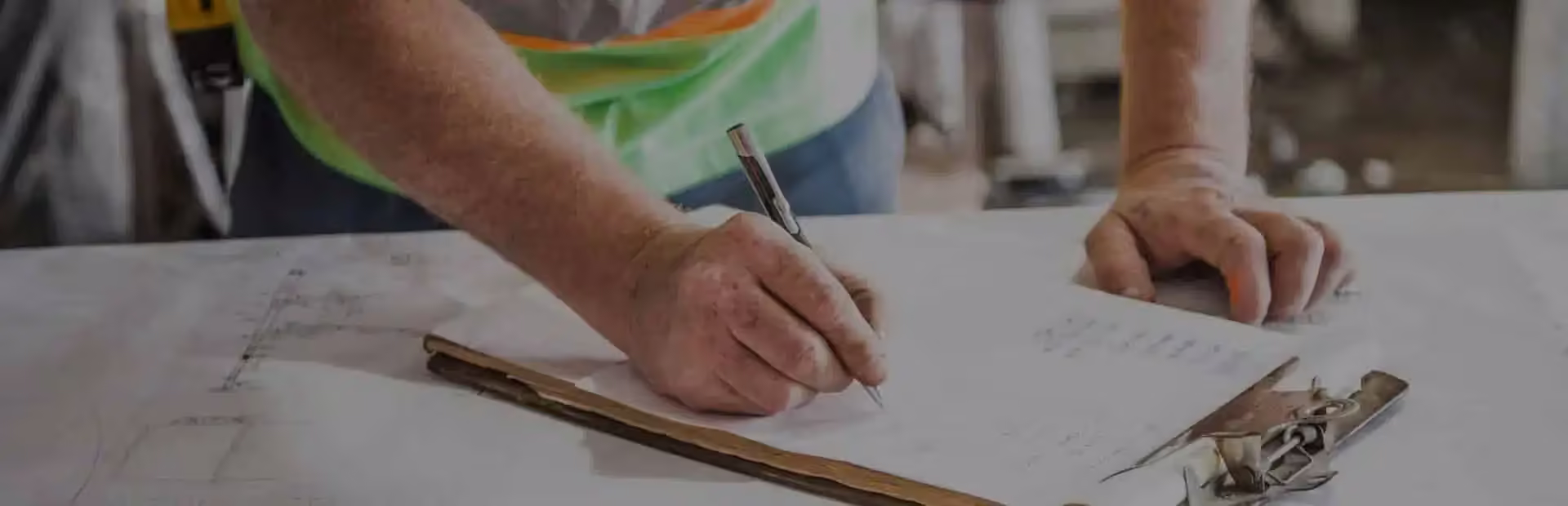 Bouwinspecteur noteert bevindingen op clipboard tijdens bouwkundige keuring