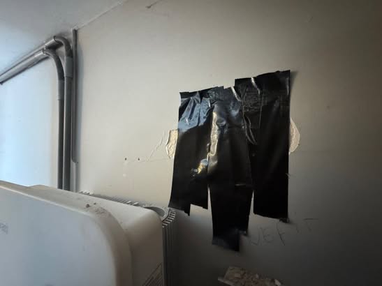 Wand bij het raam in de bijkeuken