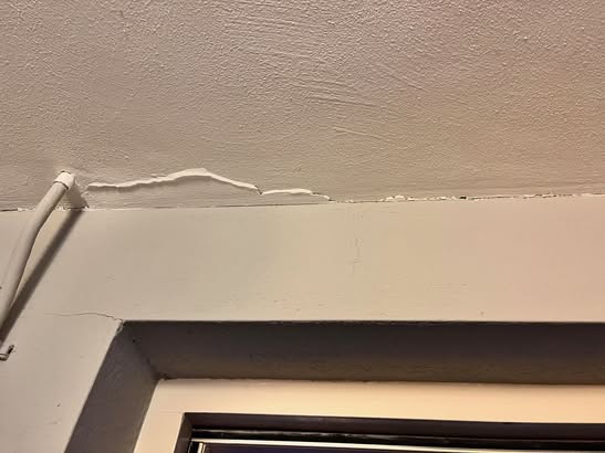 Scheur bij de aansluiting van wand en plafond