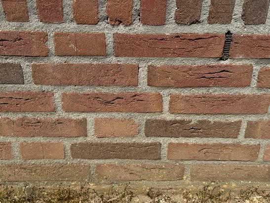 Scheur in het onderste deel van het gevelmetselwerk